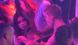 Justin Bieber cởi trần khoe hình xăm tại liên hoan phim Cannes